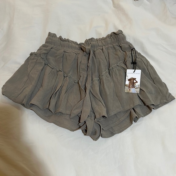 Sincerely Jules Ruffle Shorts - Picture 2 of 4